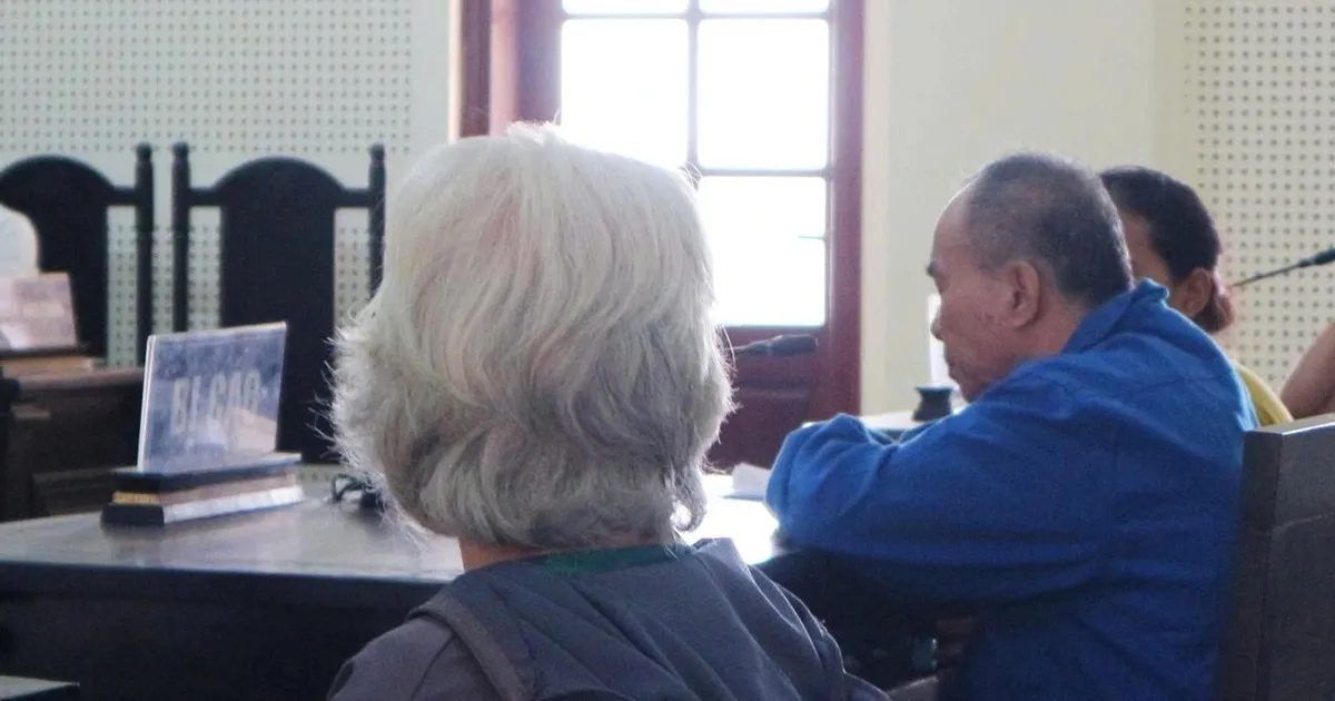 Vợ tóc bạc trắng sau trận "mưa dao" vẫn xin giảm án giết người cho chồng