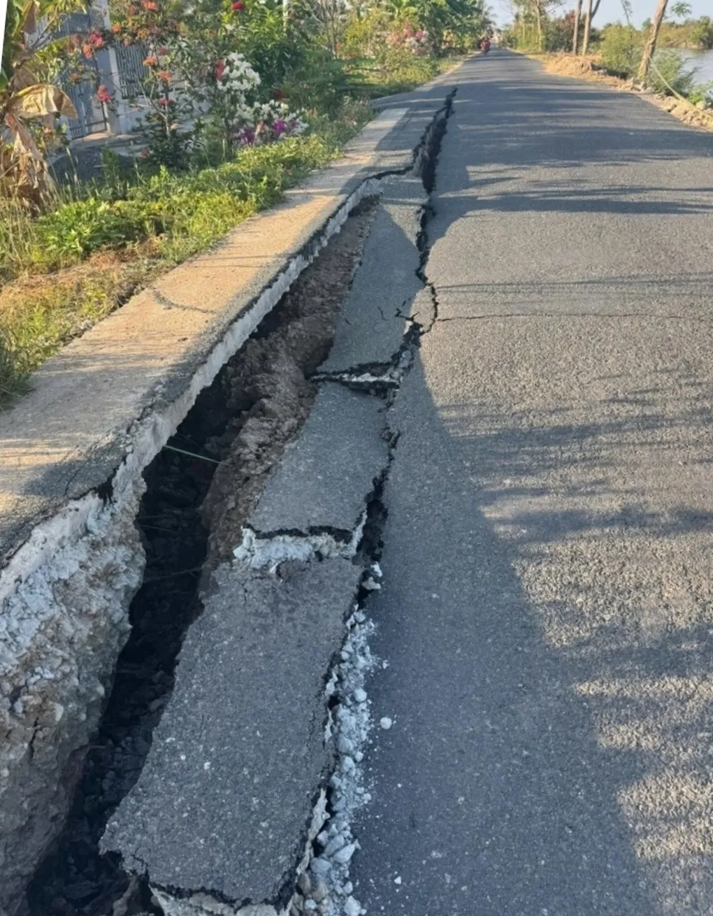 Cà Mau: Tuyến đường ở xã Cái Nước tiếp tục bị sụt lún nghiêm trọng - 1