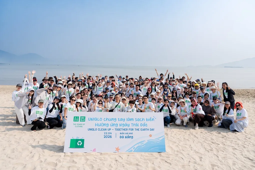 Nhân viên UNIQLO dọn rác bãi biển hưởng ứng Ngày Trái Đất - 1