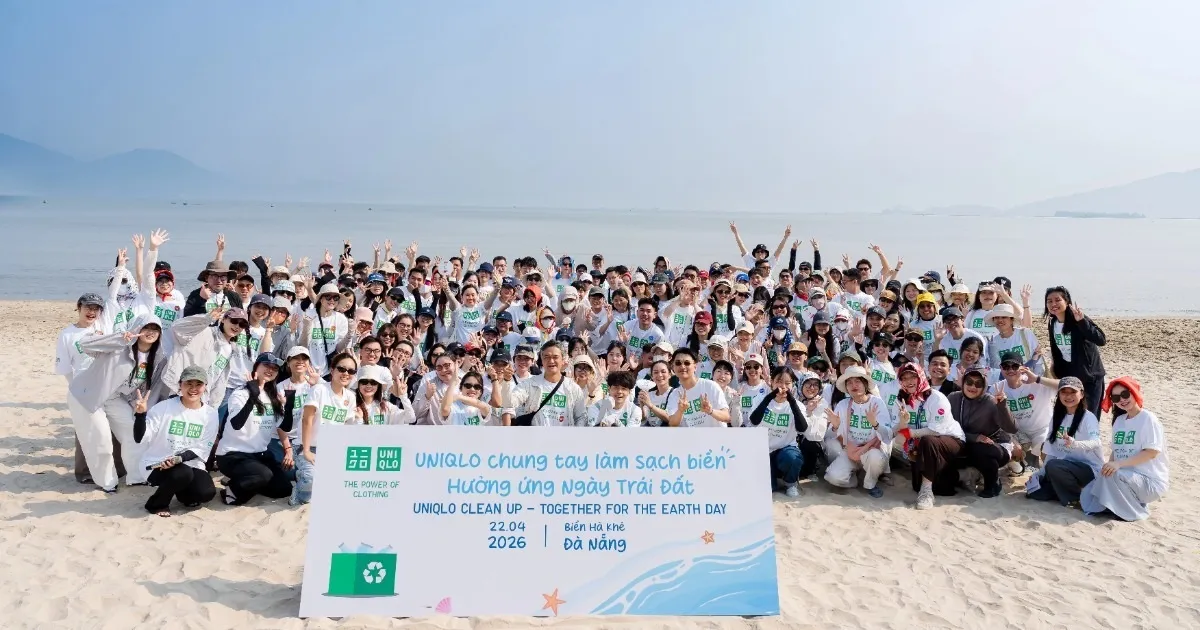 Nhân viên UNIQLO dọn rác bãi biển hưởng ứng Ngày Trái Đất