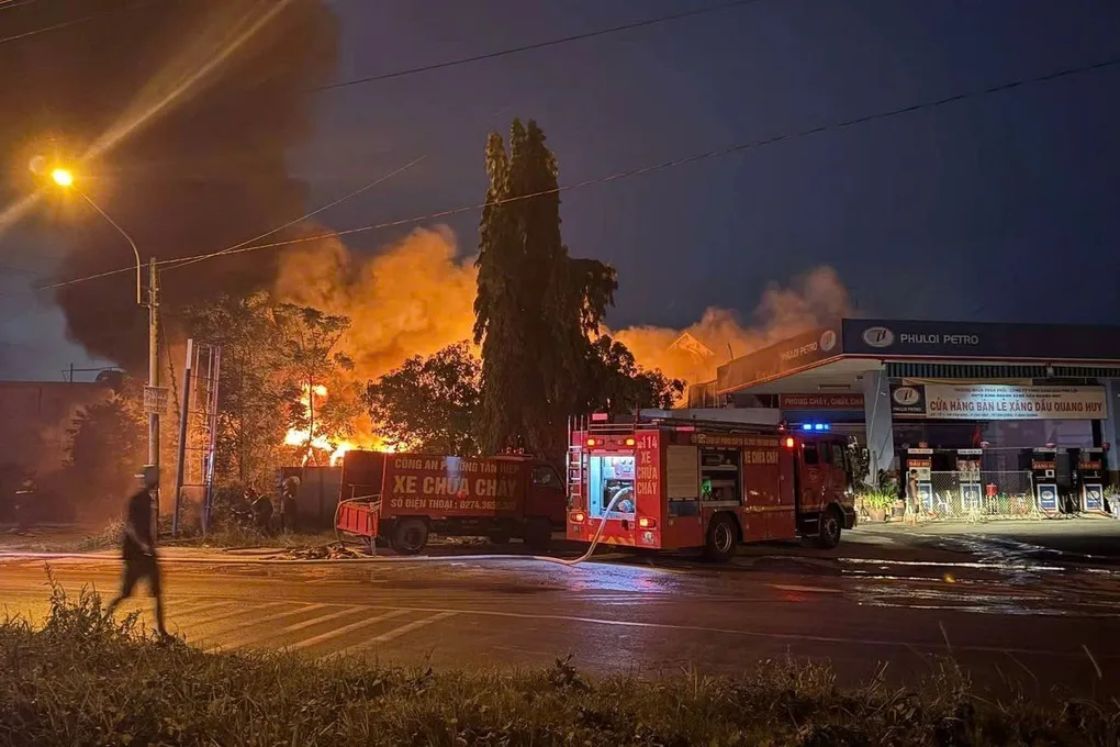 Hai lính cứu hỏa bị bỏng vùng mặt khi dập đám cháy ở TPHCM - 1