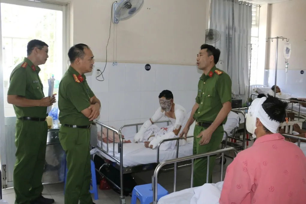 Hai lính cứu hỏa bị bỏng vùng mặt khi dập đám cháy ở TPHCM - 3