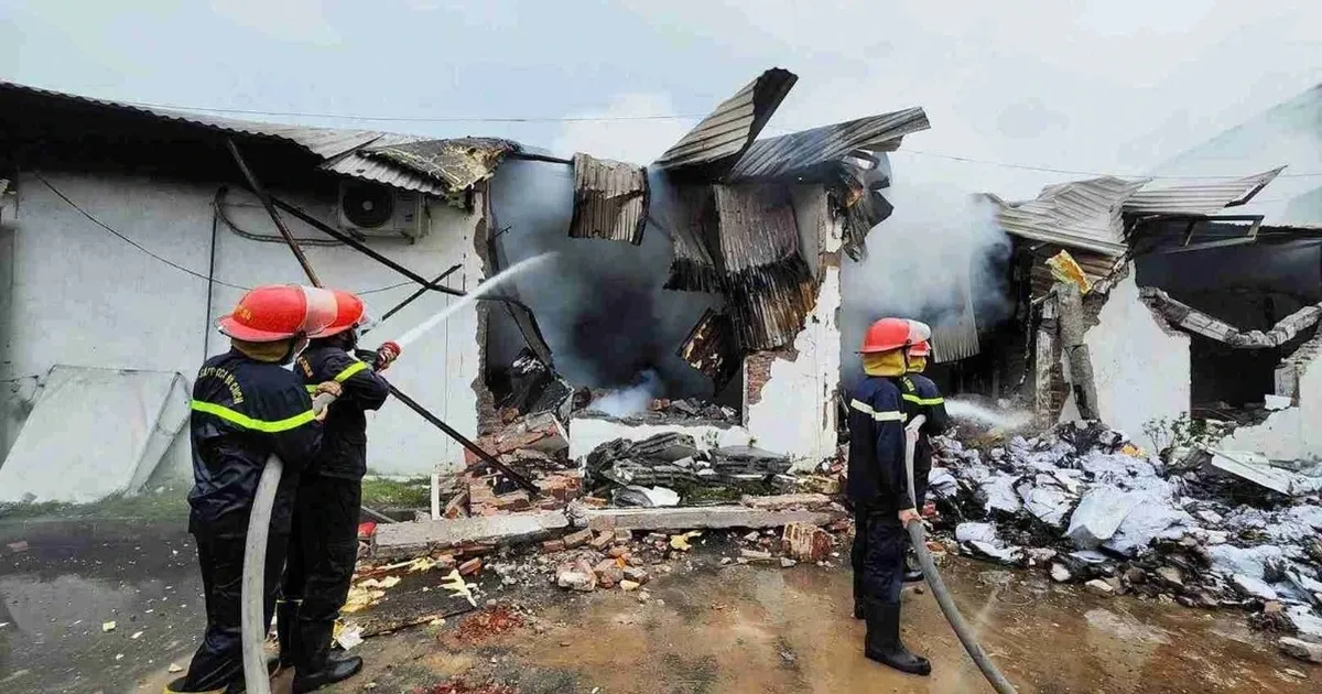 Cháy kho phế liệu công ty giày ở Hưng Yên