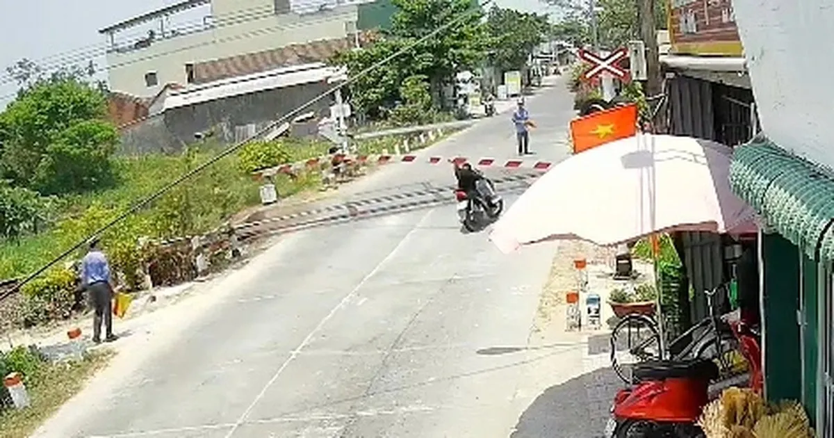 Người đàn ông lái xe máy tông gãy gác chắn tàu có nồng độ cồn kịch khung