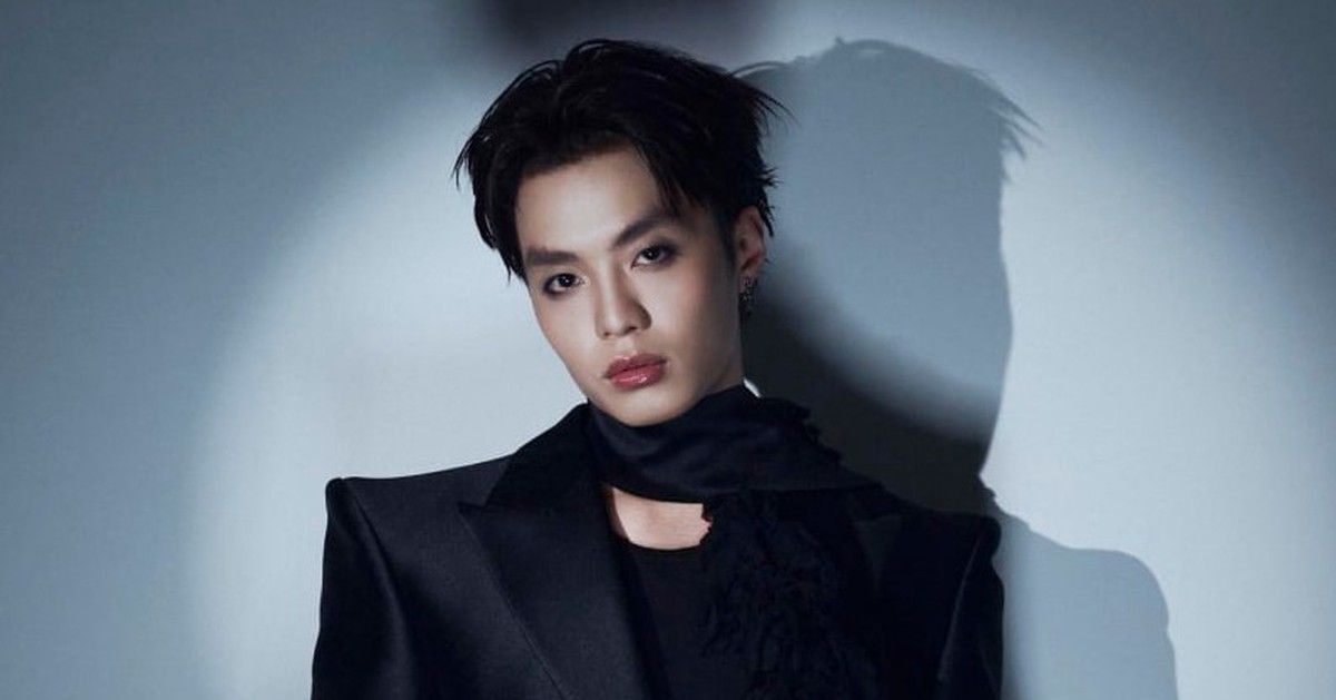 Negav rách quần trước hàng chục nghìn người