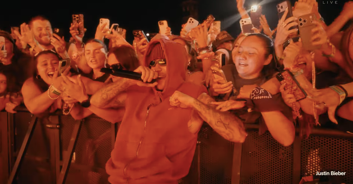 Justin Bieber trở lại Coachella, hoà vào đám đông 125 nghìn người, đứng yên cho fan ôm chặt