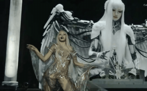 Lisa ở Coachella quá đẹp, nhưng giọng hát thì dở - Ảnh 1.