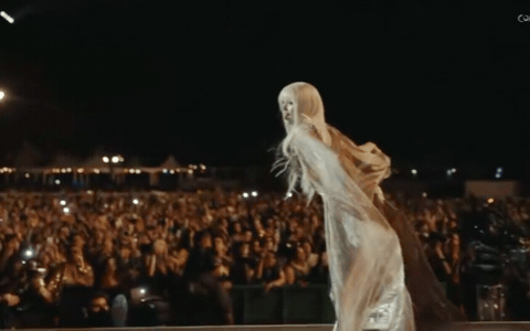 Lisa ở Coachella quá đẹp, nhưng giọng hát thì dở - Ảnh 2.