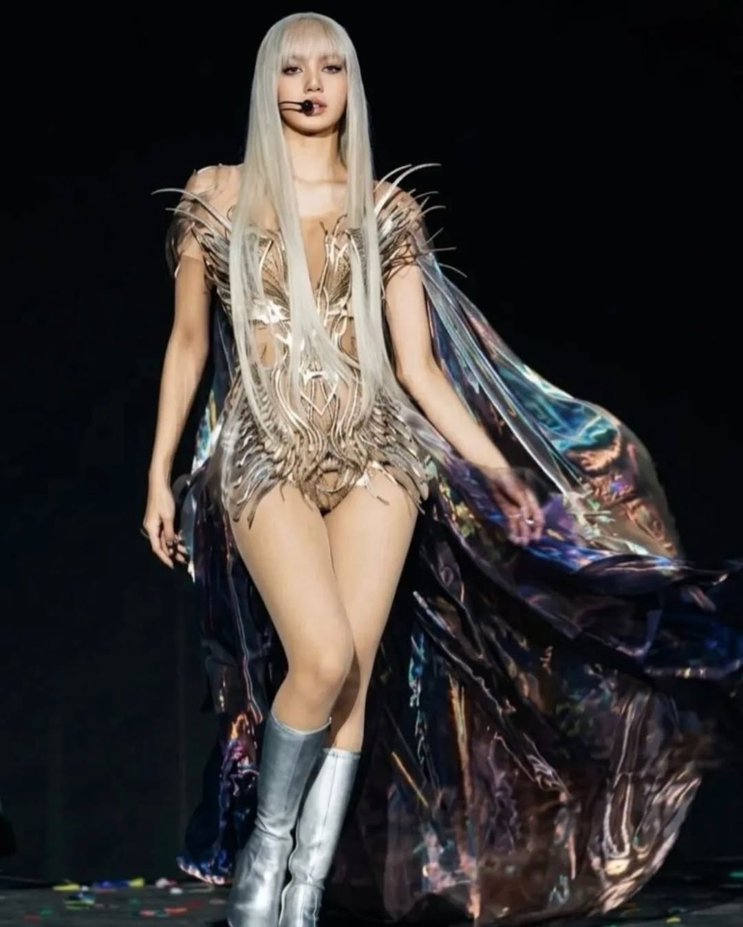 Lisa ở Coachella quá đẹp, nhưng giọng hát thì dở - Ảnh 6.