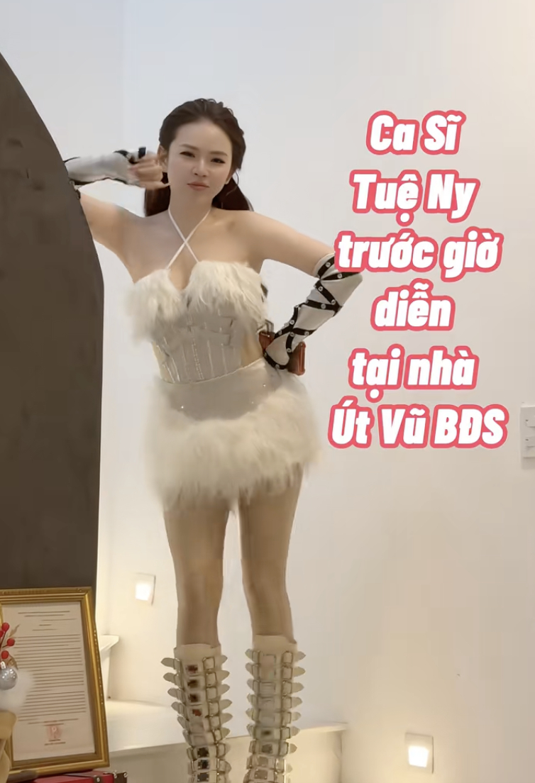 Nữ ca sĩ xuất hiện trong nhà chồng Gon Pink là ai?- Ảnh 1.