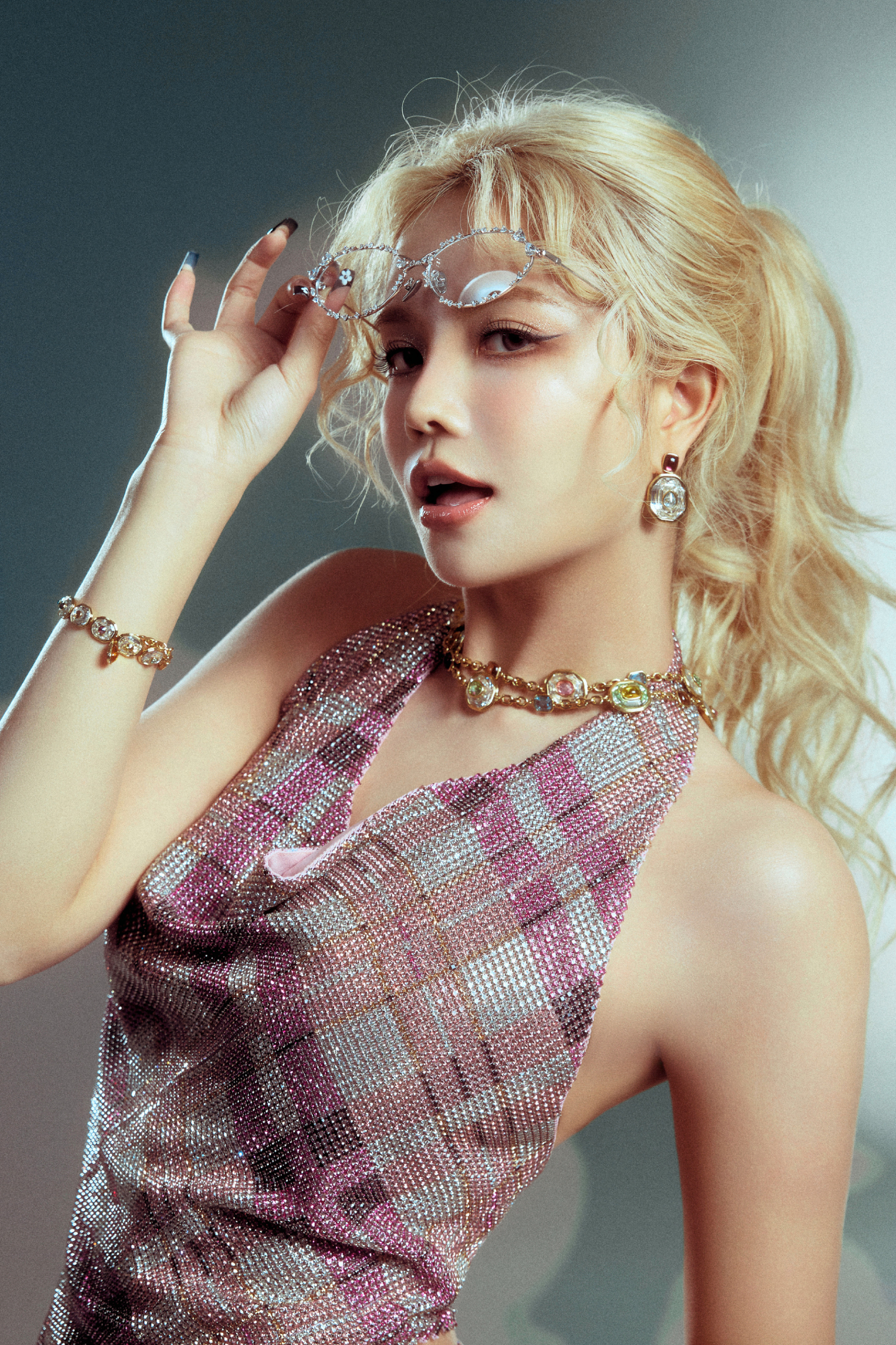 Đồng đội “hệ chiến” của Trang Pháp: Visual ngầu đét, bị tố "tòm tem" với thầy giáo có vợ và rơi vào cảnh thảm hơn 2.300 ngày- Ảnh 11.