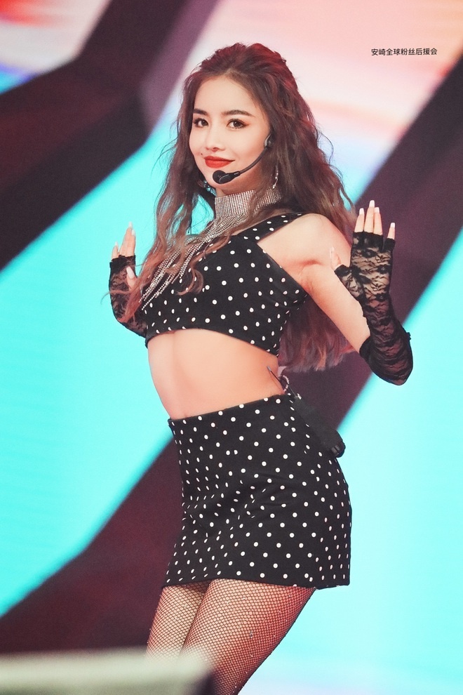 Đồng đội “hệ chiến” của Trang Pháp: Visual ngầu đét, bị tố "tòm tem" với thầy giáo có vợ và rơi vào cảnh thảm hơn 2.300 ngày- Ảnh 6.