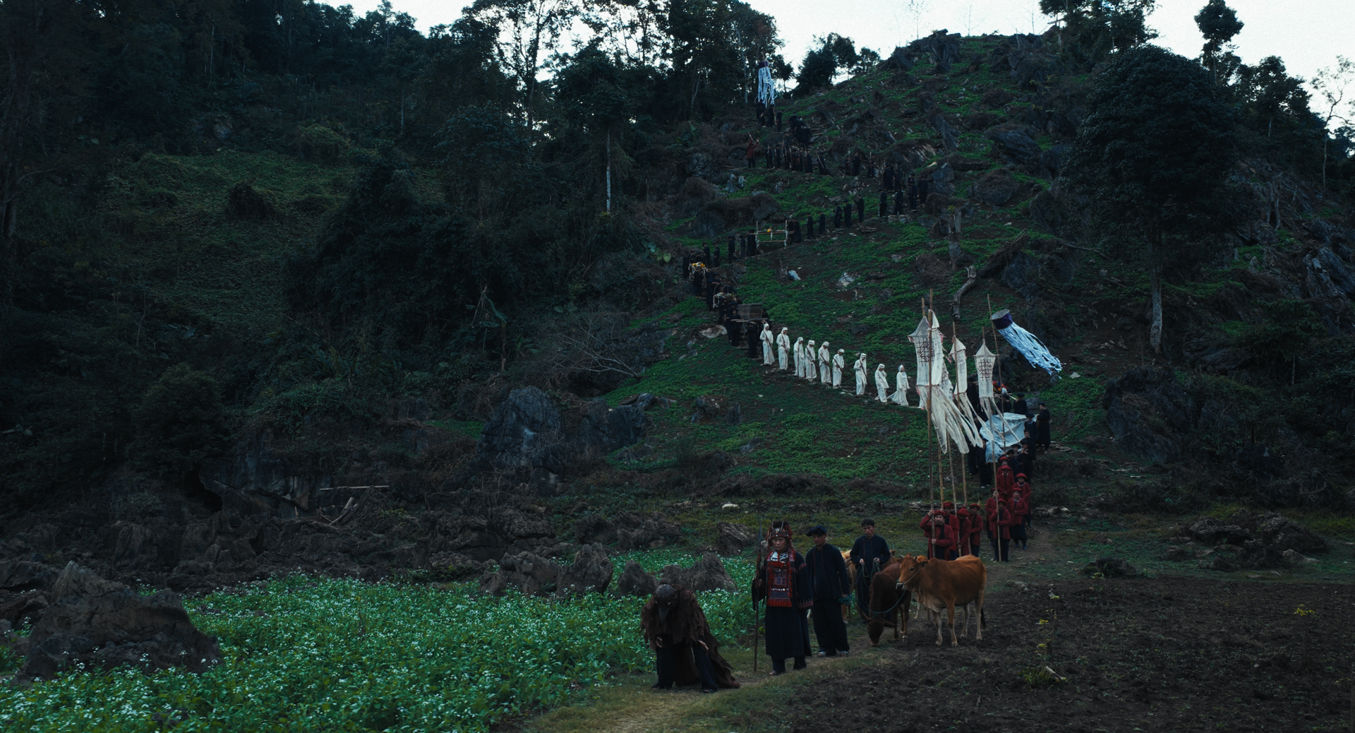 Phí Phông: Quỷ Máu Rừng Thiêng: Cú “lên đồng” của Kiều Minh Tuấn và câu chuyện vượt khỏi khuôn khổ kinh dị- Ảnh 2.