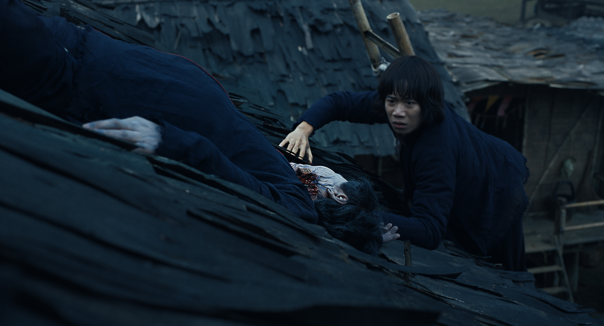 Phí Phông: Quỷ Máu Rừng Thiêng: Cú “lên đồng” của Kiều Minh Tuấn và câu chuyện vượt khỏi khuôn khổ kinh dị- Ảnh 3.