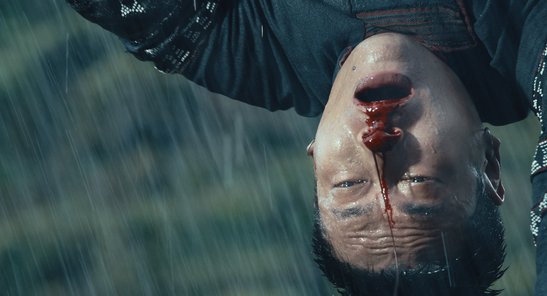 Phí Phông: Quỷ Máu Rừng Thiêng: Cú “lên đồng” của Kiều Minh Tuấn và câu chuyện vượt khỏi khuôn khổ kinh dị- Ảnh 4.