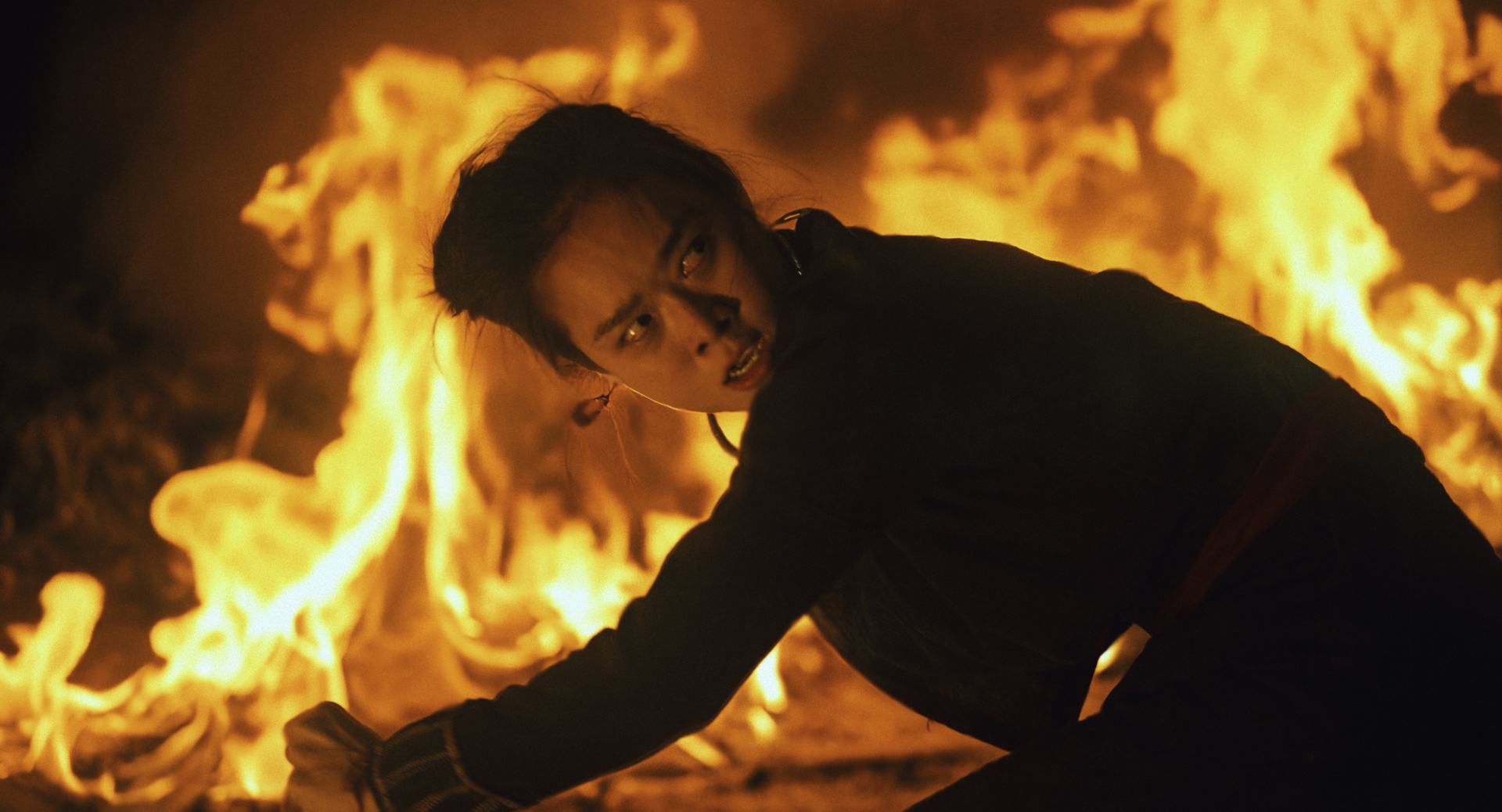 Phí Phông: Quỷ Máu Rừng Thiêng: Cú “lên đồng” của Kiều Minh Tuấn và câu chuyện vượt khỏi khuôn khổ kinh dị- Ảnh 7.