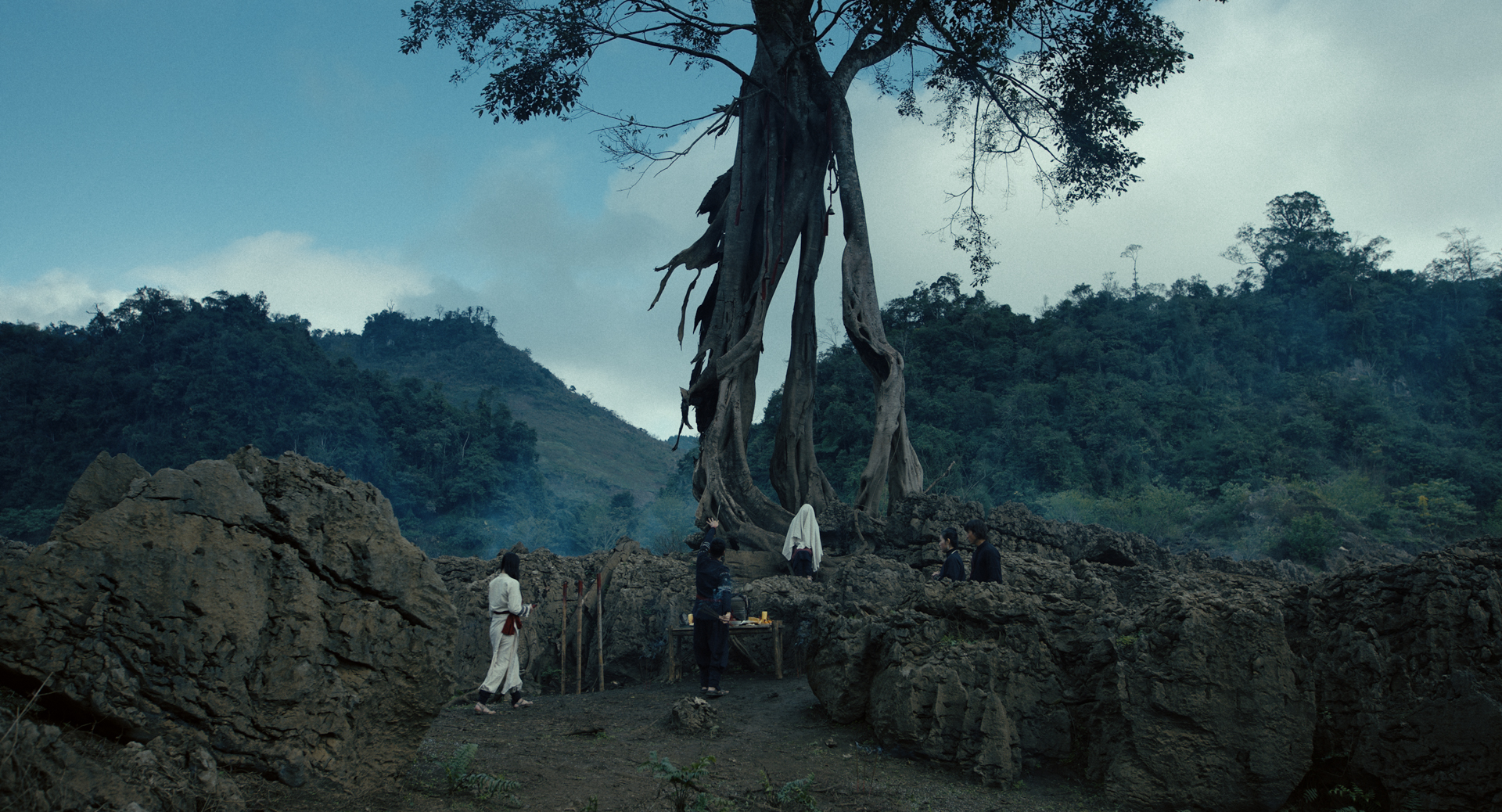 Phí Phông: Quỷ Máu Rừng Thiêng: Cú “lên đồng” của Kiều Minh Tuấn và câu chuyện vượt khỏi khuôn khổ kinh dị- Ảnh 8.