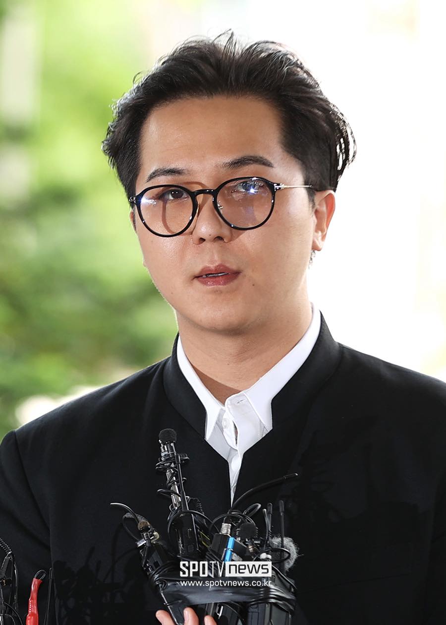 Nam nghệ sĩ cúi gằm mặt hầu tòa vào sáng nay, bị đề nghị 1 năm 6 tháng tù: "Tôi đang mắc chứng rối loạn lưỡng cực và rối loạn hoảng sợ"- Ảnh 1.