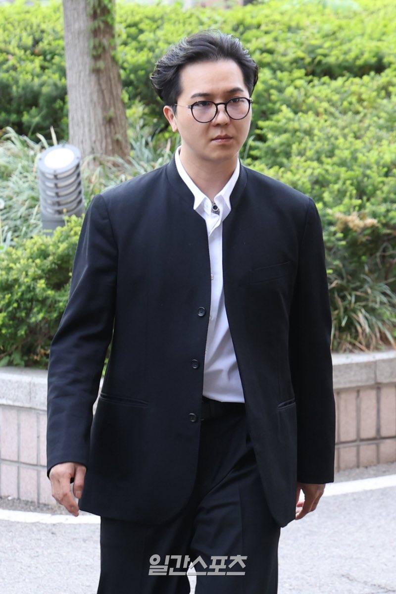 Nam nghệ sĩ cúi gằm mặt hầu tòa vào sáng nay, bị đề nghị 1 năm 6 tháng tù: "Tôi đang mắc chứng rối loạn lưỡng cực và rối loạn hoảng sợ"- Ảnh 2.