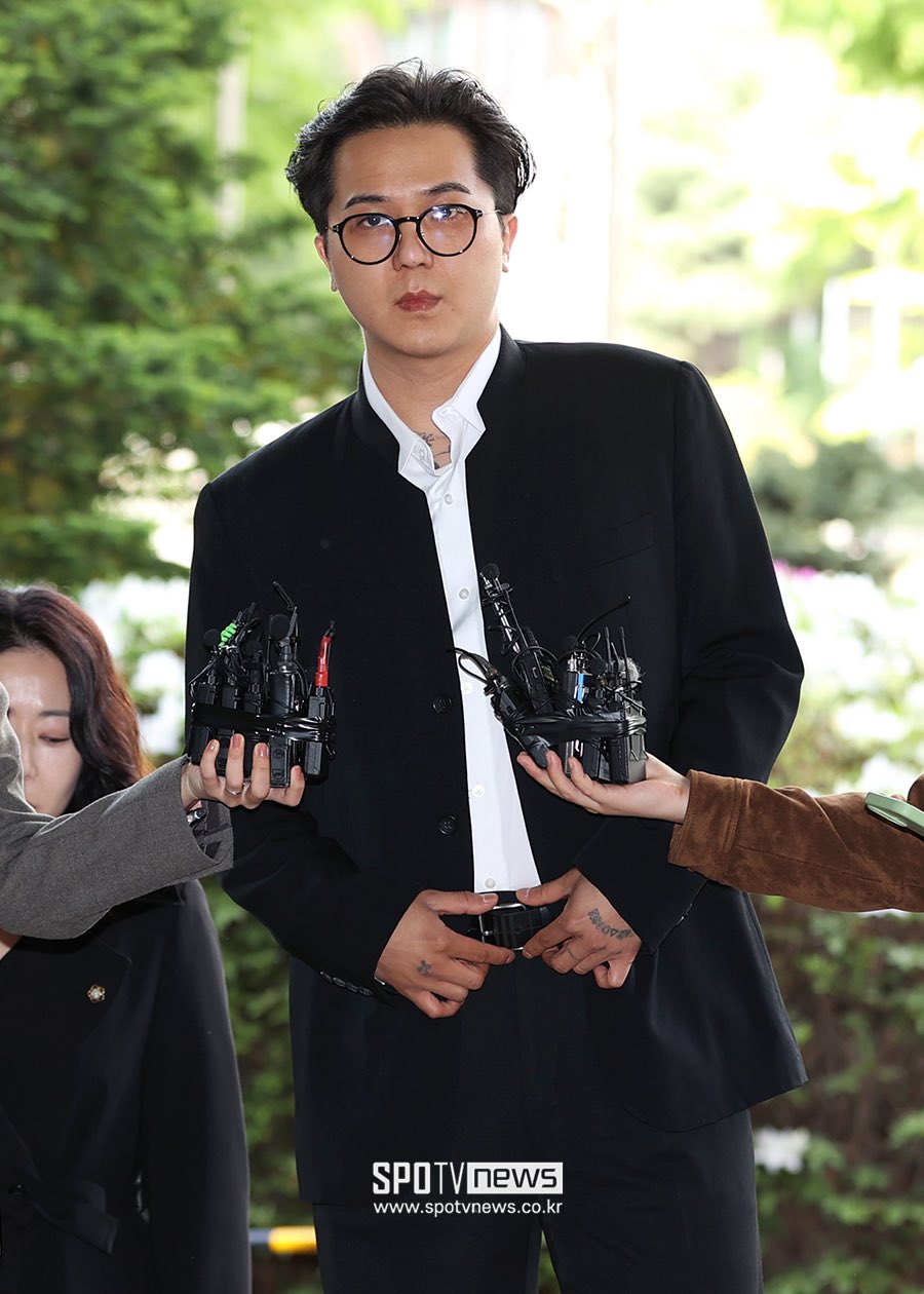 Nam nghệ sĩ cúi gằm mặt hầu tòa vào sáng nay, bị đề nghị 1 năm 6 tháng tù: "Tôi đang mắc chứng rối loạn lưỡng cực và rối loạn hoảng sợ"- Ảnh 3.