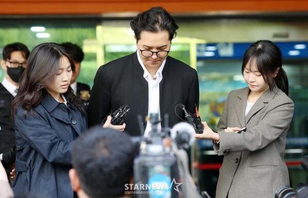 Nam nghệ sĩ cúi gằm mặt hầu tòa vào sáng nay, bị đề nghị 1 năm 6 tháng tù: "Tôi đang mắc chứng rối loạn lưỡng cực và rối loạn hoảng sợ"- Ảnh 5.