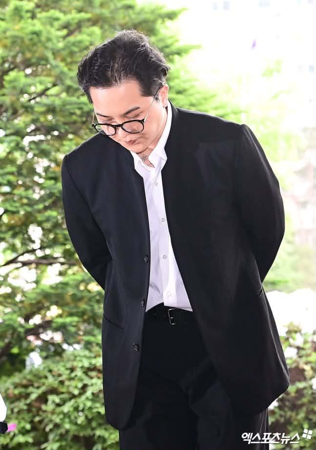 Nam nghệ sĩ cúi gằm mặt hầu tòa vào sáng nay, bị đề nghị 1 năm 6 tháng tù: "Tôi đang mắc chứng rối loạn lưỡng cực và rối loạn hoảng sợ"- Ảnh 6.