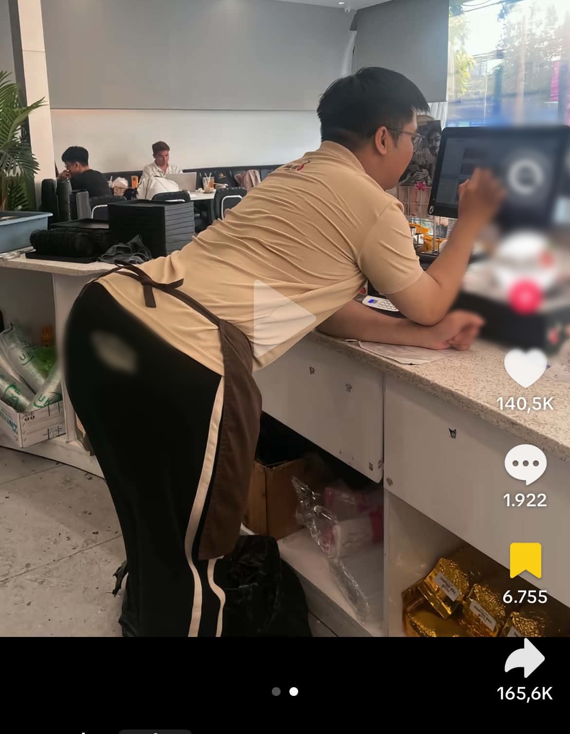 Dáng đứng Bóng Ma Hạnh Phúc là gì mà cả MXH bắt trend, xem tới đâu ngại hết tâm can đến đó- Ảnh 4.