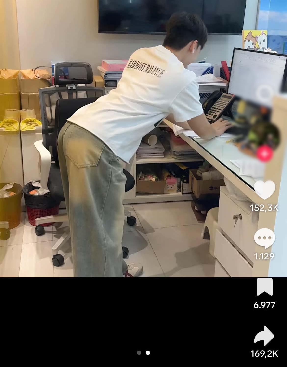 Dáng đứng Bóng Ma Hạnh Phúc là gì mà cả MXH bắt trend, xem tới đâu ngại hết tâm can đến đó- Ảnh 5.