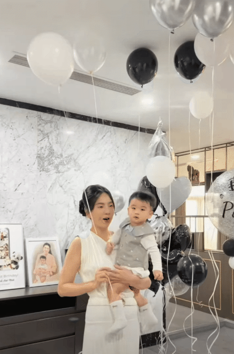 Bé Panda tròn 1 tuổi: Tiệc thôi nôi tổ chức tại dinh thự hoành tráng, màn "chốt mic" của quý tử nhà nữ MC gây sốt - Ảnh 3.