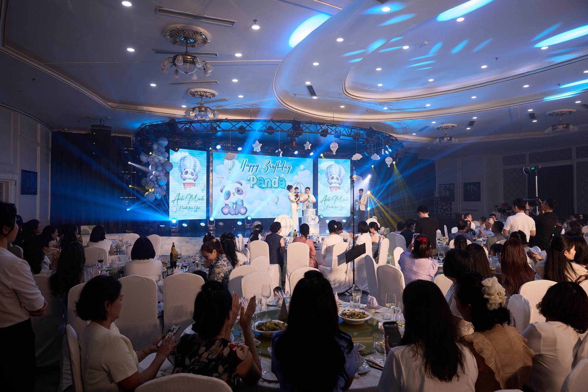 Bé Panda tròn 1 tuổi: Tiệc thôi nôi tổ chức tại dinh thự hoành tráng, màn "chốt mic" của quý tử nhà nữ MC gây sốt - Ảnh 5.