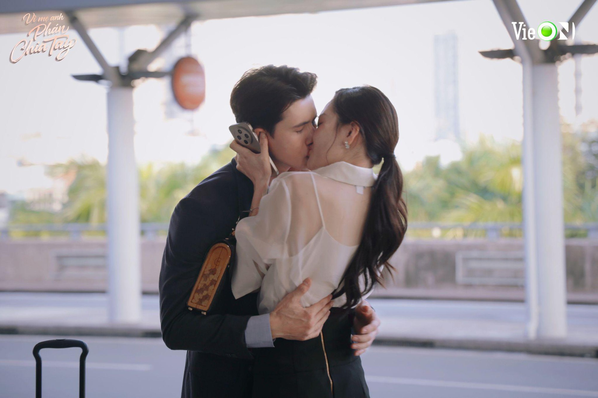 “Vì Mẹ Anh Phán Chia Tay” hút 800 triệu view, Thùy Anh bật mí về cảnh hôn với Trần Ngọc Vàng - Ảnh 4.