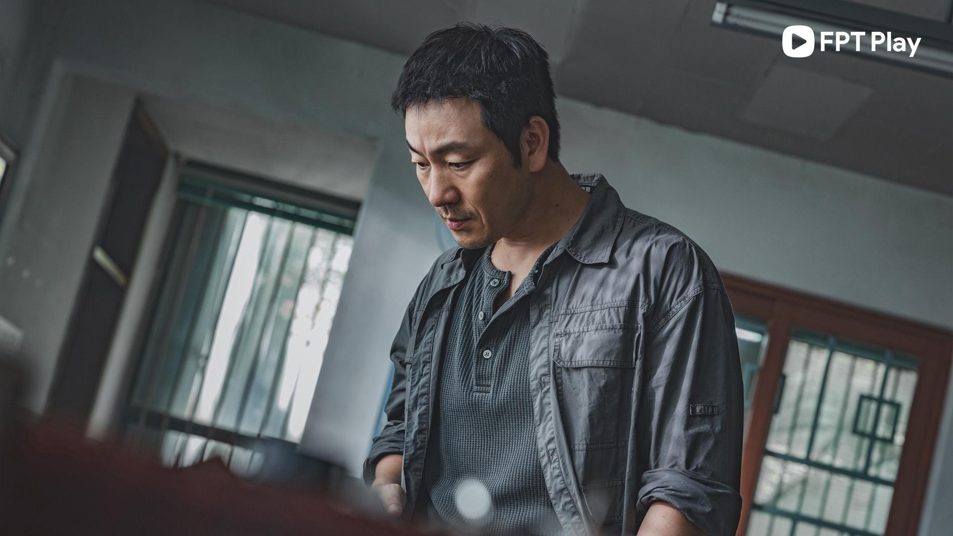 Phim Hàn tháng 4: khẩu vị lạ từ “Bù Nhìn Bóng Đêm” và “Kẻ Thù Chung Giường” - Ảnh 5.