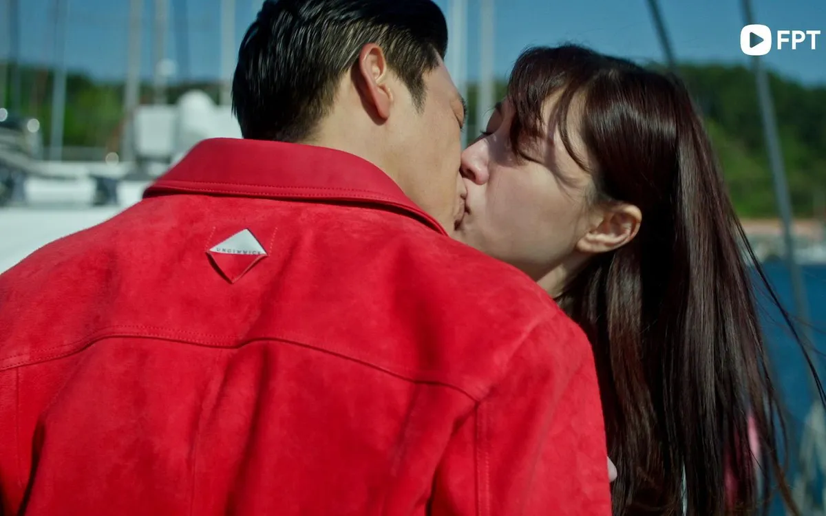 Phim Hàn tháng 4: khẩu vị lạ từ “Bù Nhìn Bóng Đêm” và “Kẻ Thù Chung Giường”