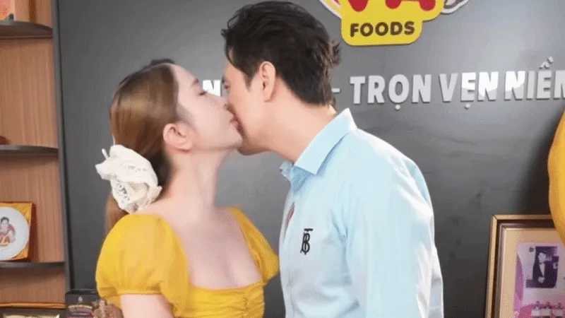 Quỳnh Nga thơm má Việt Anh ngay trên sóng, công khai sau 7 năm mập mờ?- Ảnh 1.