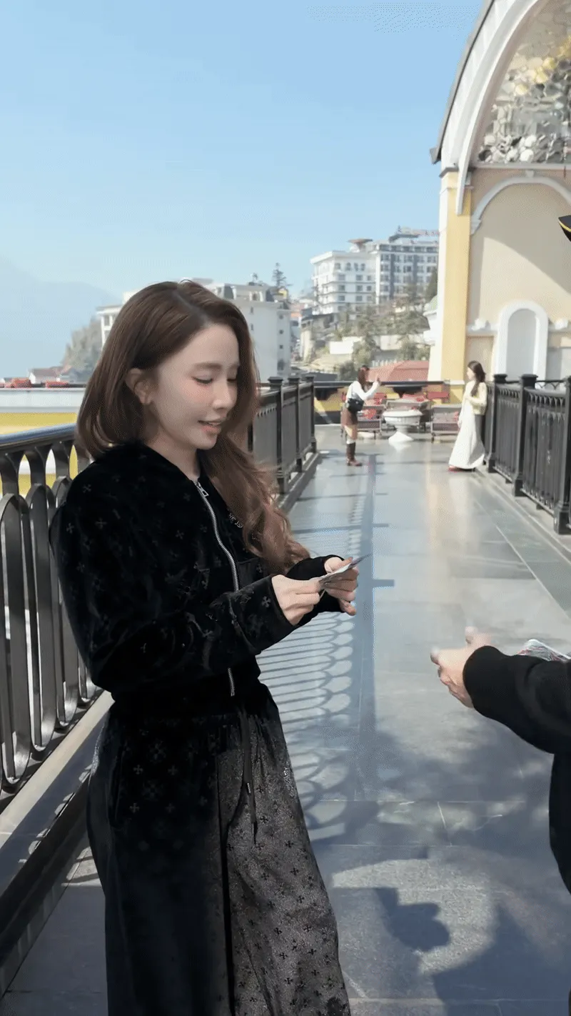 Quỳnh Nga thơm má Việt Anh ngay trên sóng, công khai sau 7 năm mập mờ?- Ảnh 2.