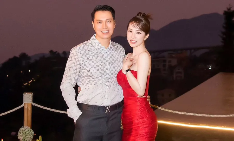 Quỳnh Nga thơm má Việt Anh ngay trên sóng, công khai sau 7 năm mập mờ?- Ảnh 5.