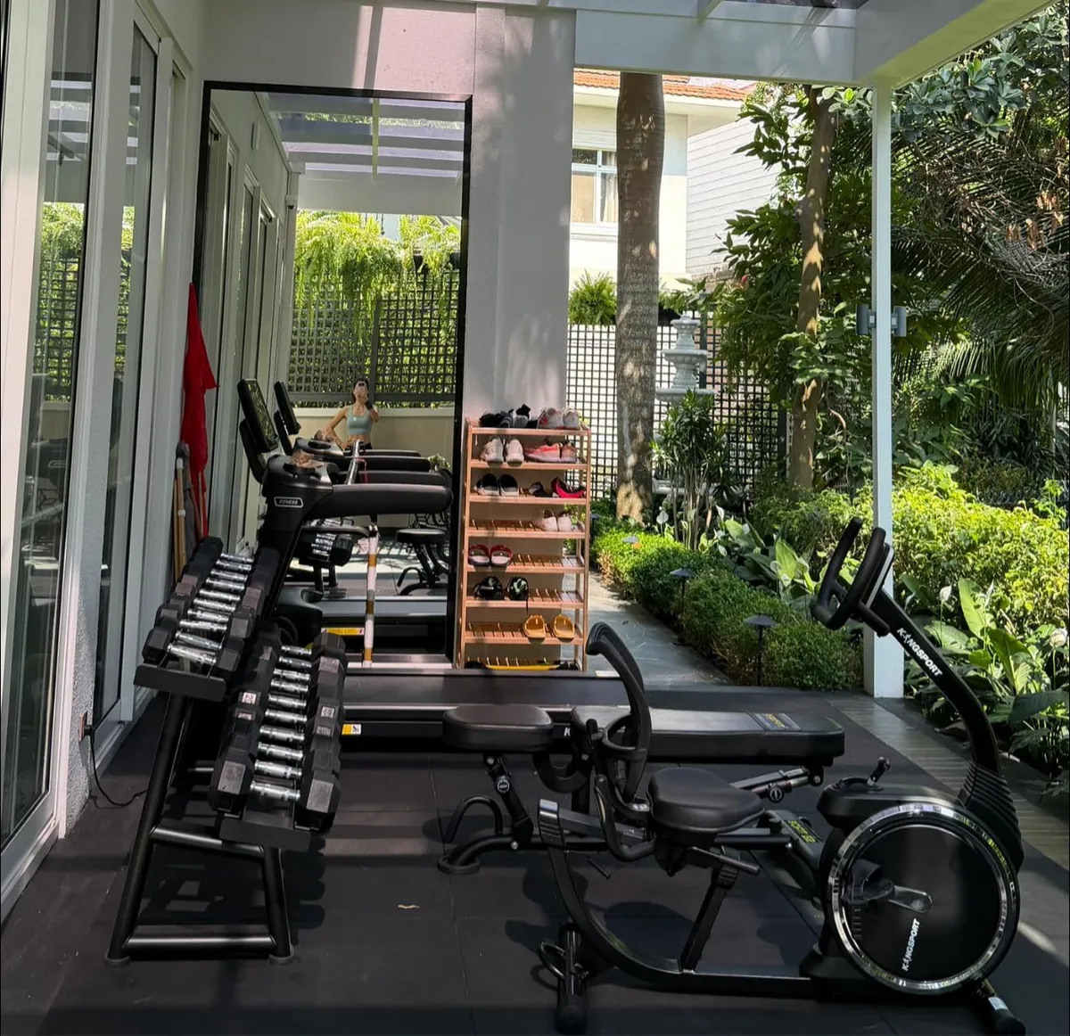 Nhan sắc "cô thư ký xinh đẹp" sở hữu biệt thự 200 tỷ, sinh 2 con cho đại gia vẫn có nhiều người theo đuổi- Ảnh 7.