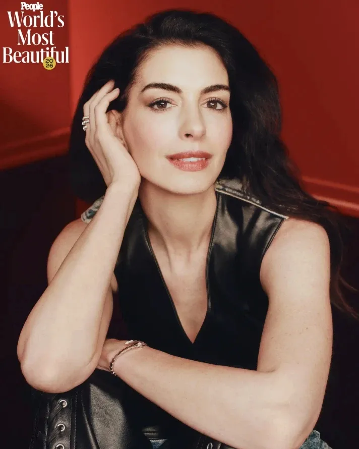 Sắc vóc gợi cảm của "người đẹp nhất thế giới năm 2026"- Ảnh 2.