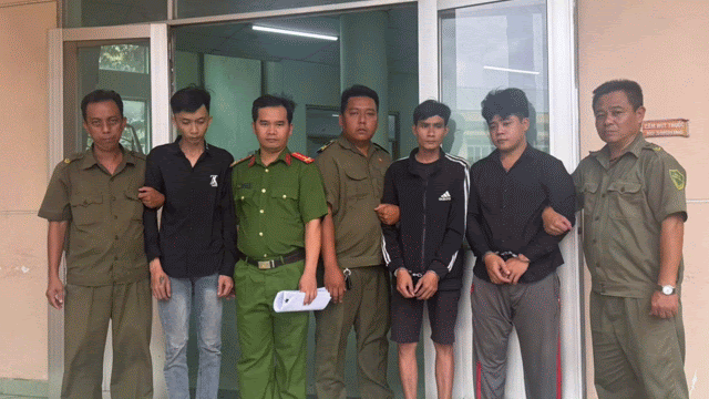 Tạm giữ nhóm thanh niên gây rối trước Khu công nghiệp Sóng Thần  - Ảnh 1.