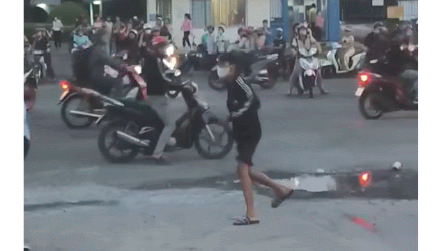 Tạm giữ nhóm thanh niên gây rối trước Khu công nghiệp Sóng Thần  - Ảnh 2.