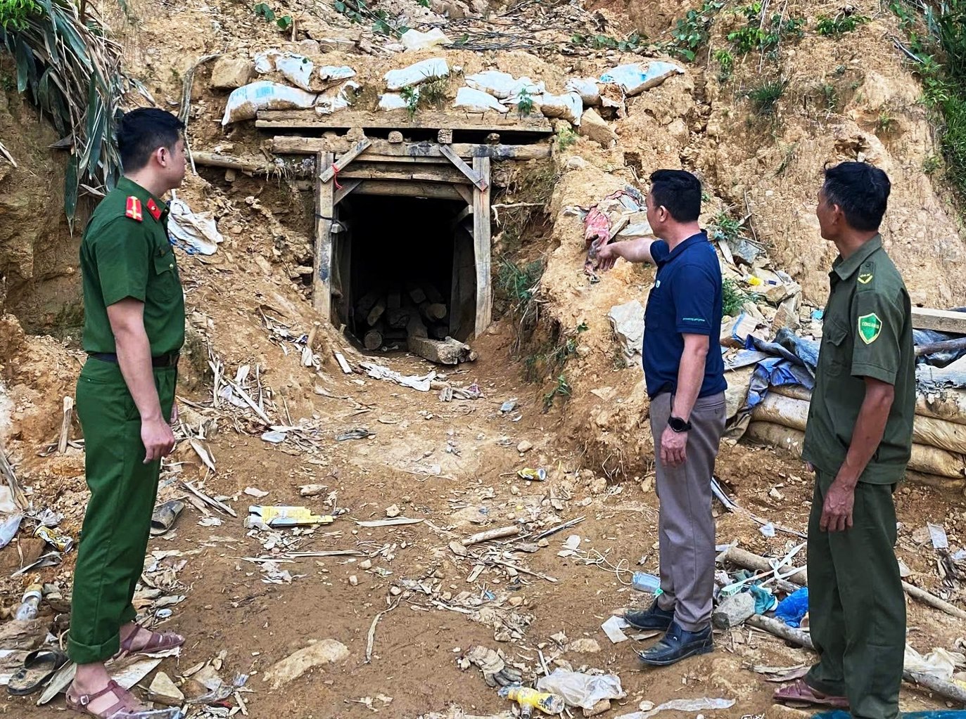 Đà Nẵng ra 'tối hậu thư" dẹp nạn 'vàng tặc', xử nghiêm bảo kê, tiếp tay- Ảnh 1.