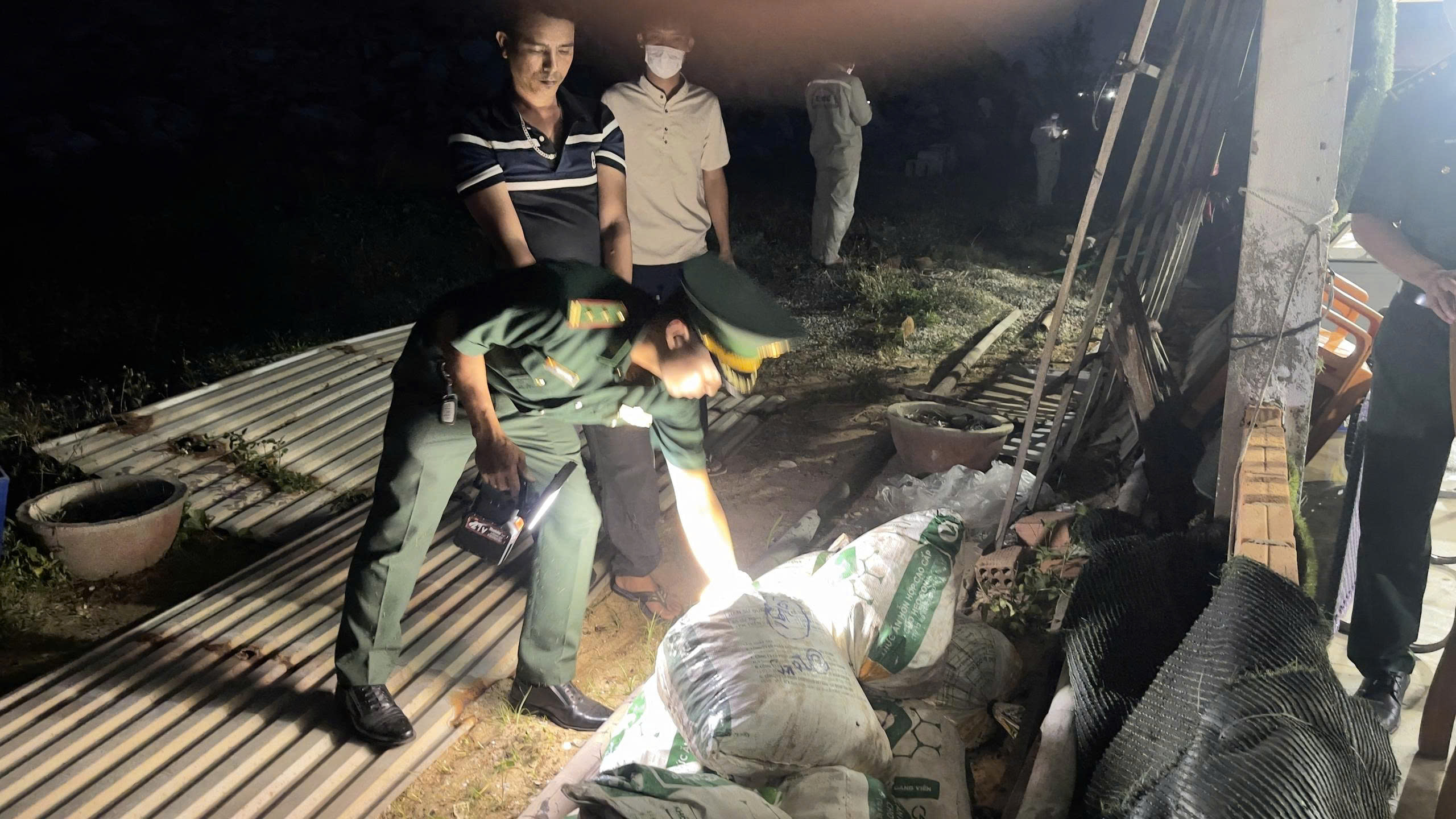 Bắt quả tang gần 400 kg nghi vật liệu nổ vận chuyển trái phép ở Quảng Ngãi - Ảnh 2.