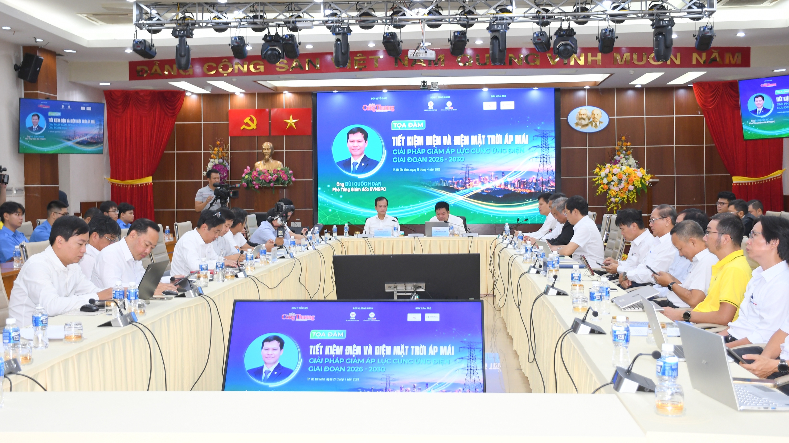 Nóng thêm 1-2 độ, hệ thống điện như 'gánh' thêm tổ hợp thủy điện Hòa Bình- Ảnh 2.