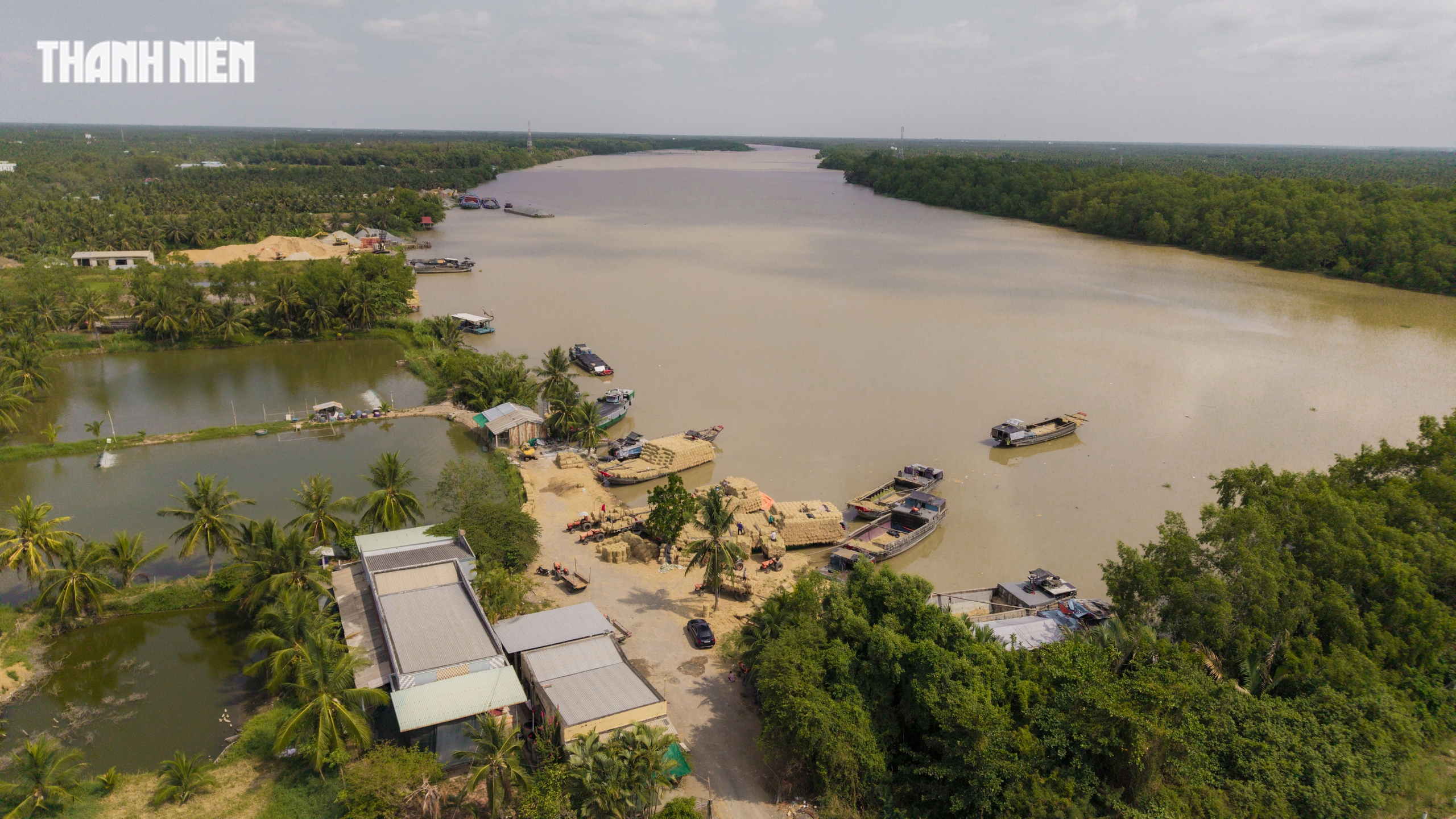 Chợ rơm cuộn Ba Lai: Nơi giao thương Nhộn nhịp và Nụ cười Giữa nắng hè - Ảnh 1.