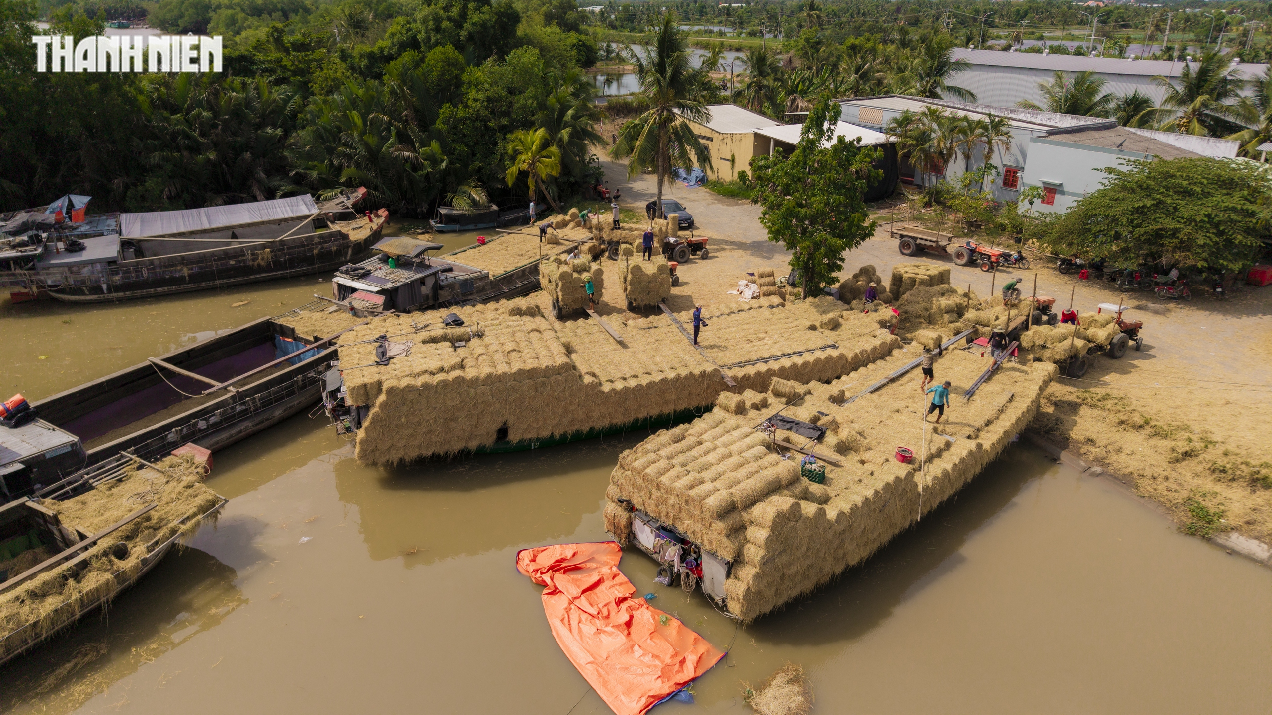 Chợ rơm cuộn Ba Lai: Nơi giao thương Nhộn nhịp và Nụ cười Giữa nắng hè - Ảnh 2.