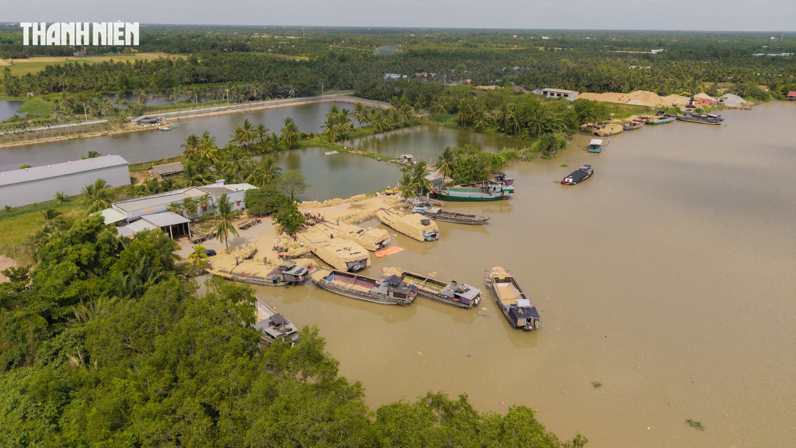 Chợ rơm cuộn Ba Lai: Nơi giao thương Nhộn nhịp và Nụ cười Giữa nắng hè - Ảnh 13.