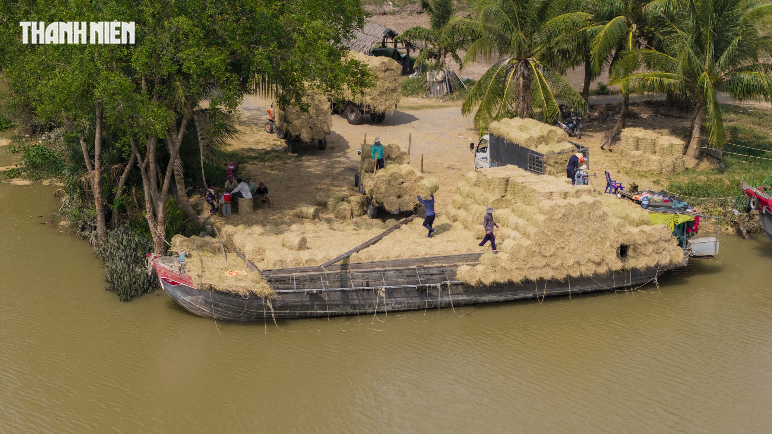 Chợ rơm cuộn Ba Lai: Nơi giao thương Nhộn nhịp và Nụ cười Giữa nắng hè - Ảnh 4.