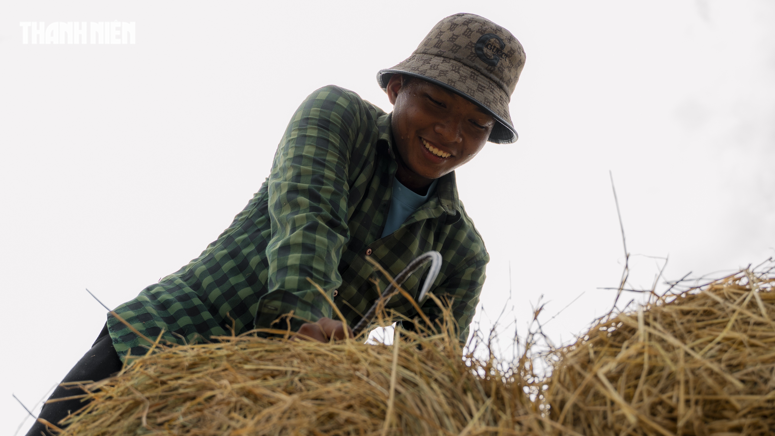 Chợ rơm cuộn Ba Lai: Nơi giao thương Nhộn nhịp và Nụ cười Giữa nắng hè - Ảnh 6.