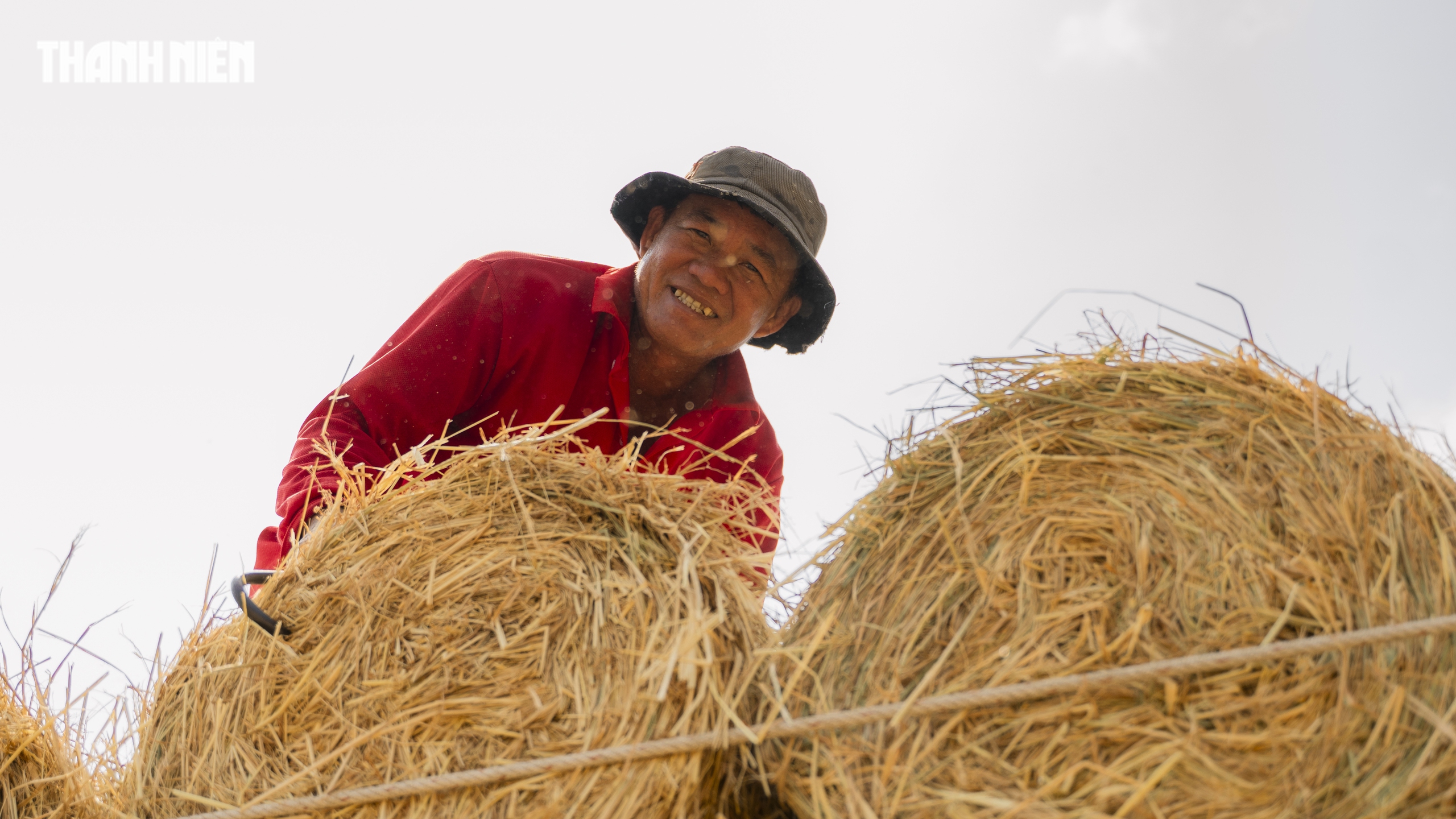 Chợ rơm cuộn Ba Lai: Nơi giao thương Nhộn nhịp và Nụ cười Giữa nắng hè - Ảnh 9.