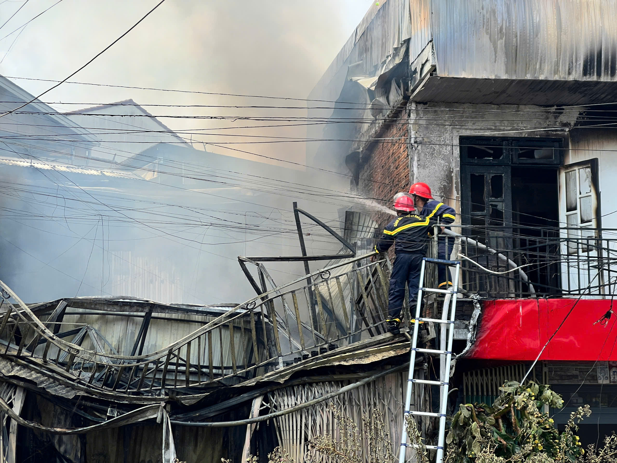 Vụ cháy nhà ở phường Cam Ly - Đà Lạt: Cảnh sát PCCC bị thương khi cứu hộ - Ảnh 2.